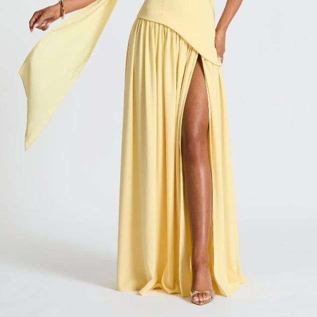 Long strapless dress with slit and elegant ribbon