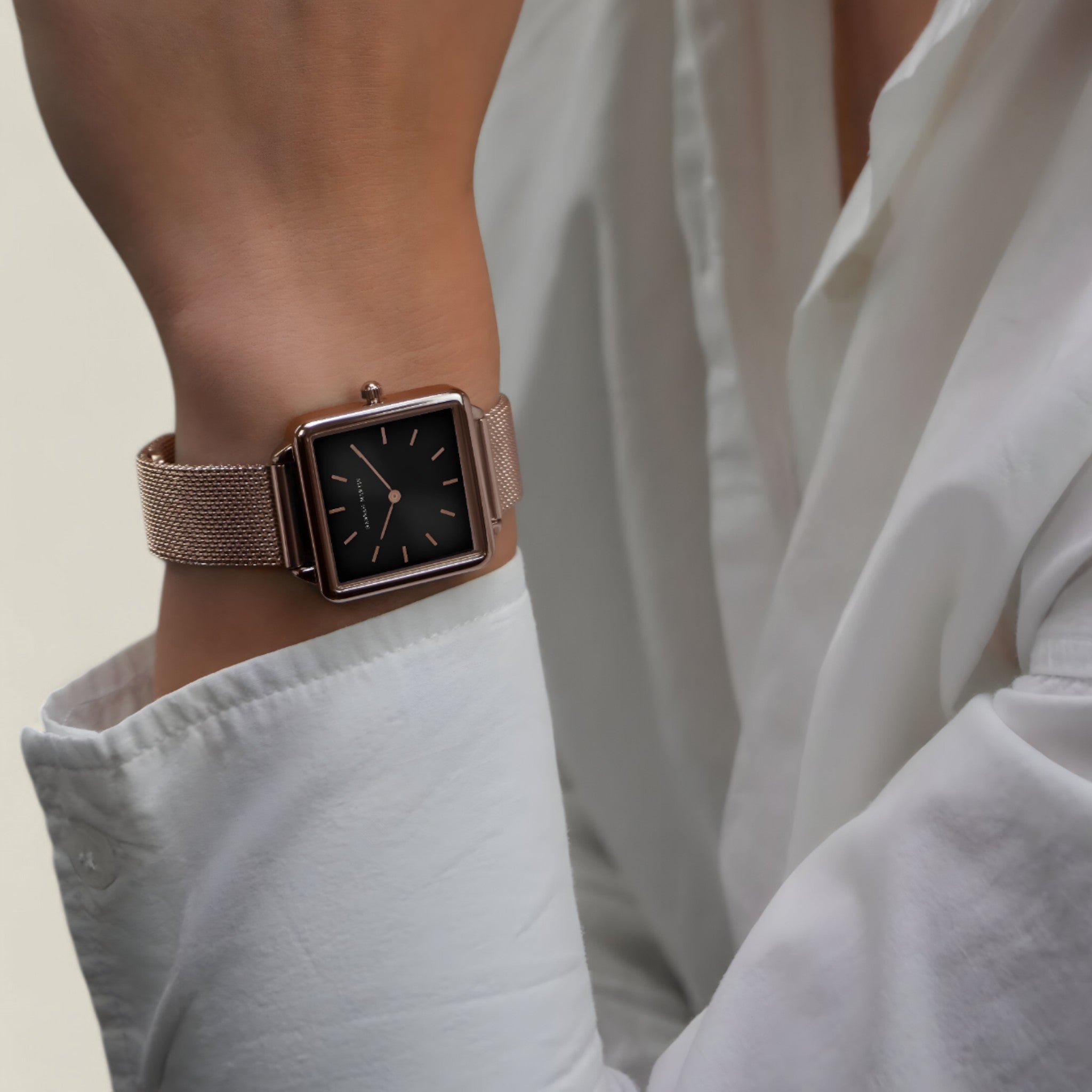 Ava | Montre carrée en or rose - Bracelet en maille tendance
