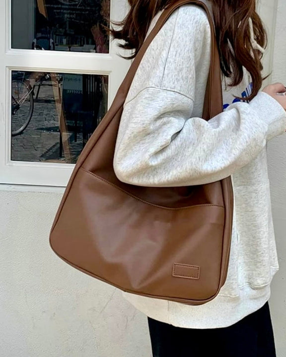 Chic handbag with generous, roomy storage - Brown