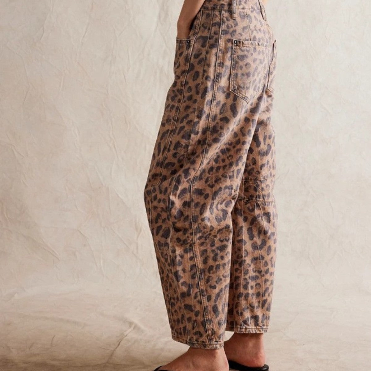 Bold Oversized Jeans – Effortless, Trend-Forward Denim