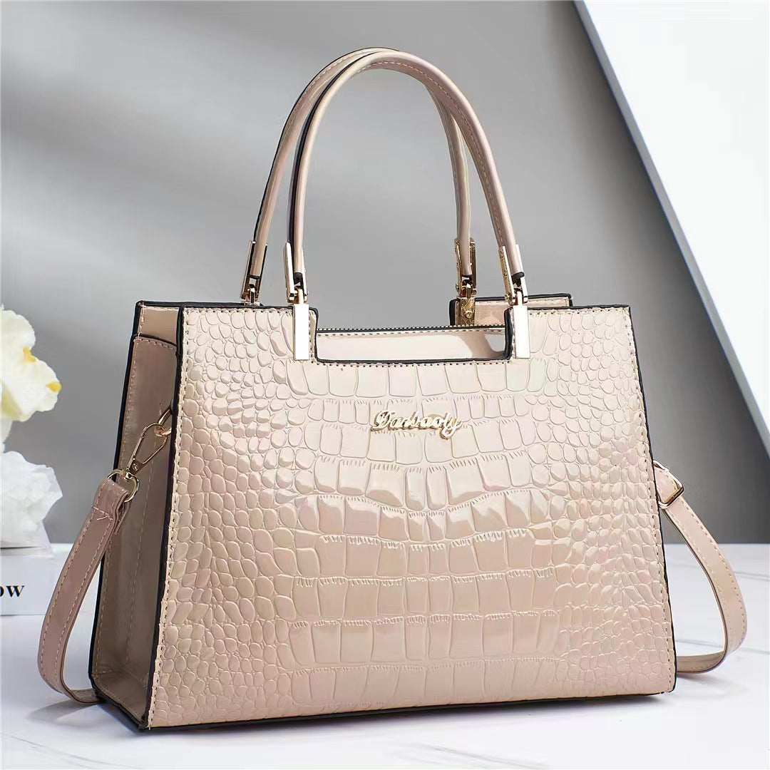 Gleaming Handbag – Radiant Shine for Every Occasion